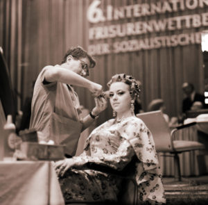 Hairstylist with a model on the occasion of the 6th international hairstyle competition of the socialist countries 1969 in Leipzig Hairstylist with a model on the occasion of the 6th international hairstyle competition of the socialist countries 1969 in Leipzig
